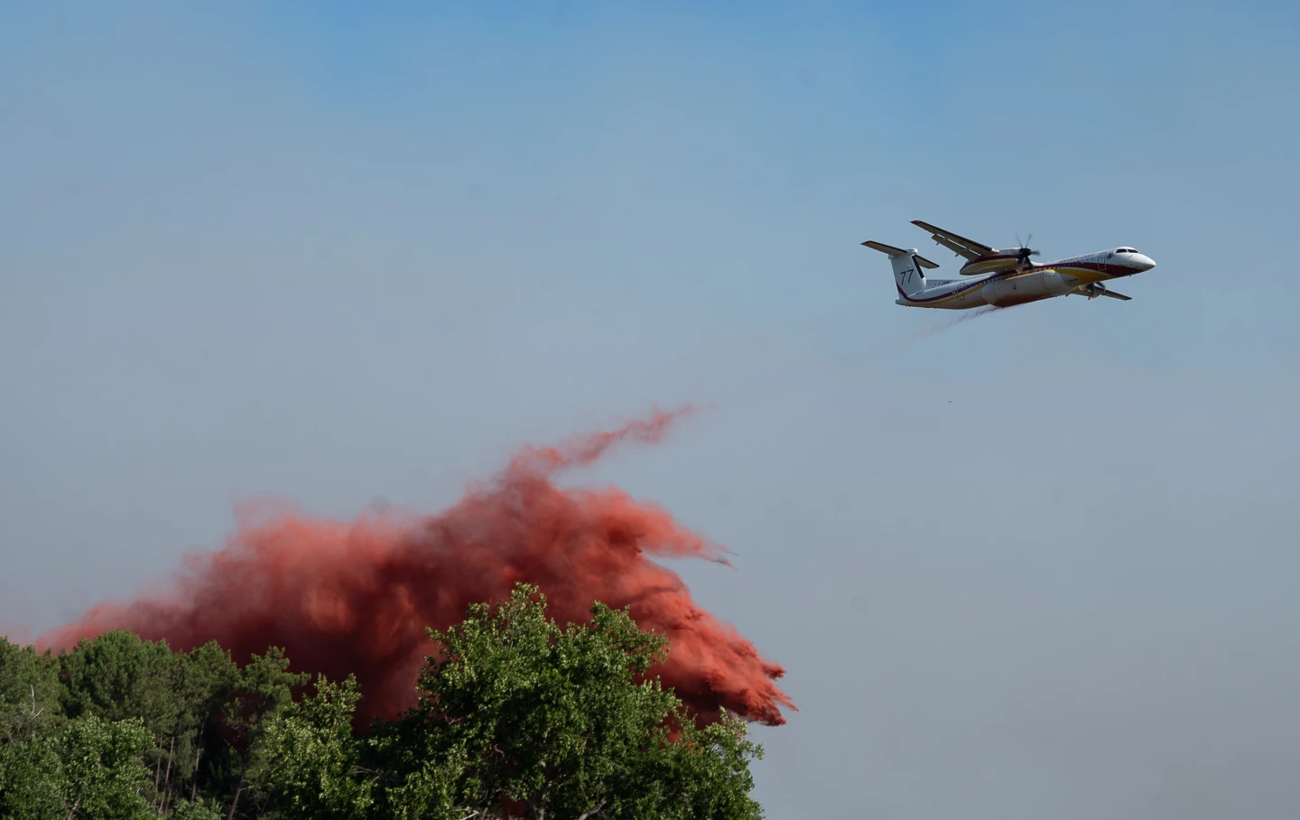 Nj&euml; avion zjarrfik&euml;s hedh uj&euml; gjat&euml; operacionit p&euml;r shuarjen e zjarreve pyjore n&euml; Ares, n&euml; Franc&euml;n...