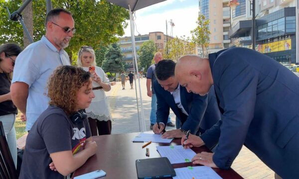IKD mbledh nënshkrime në Gjakovë, peticionin e nënshkroi edhe kryetari Ardian Gjini