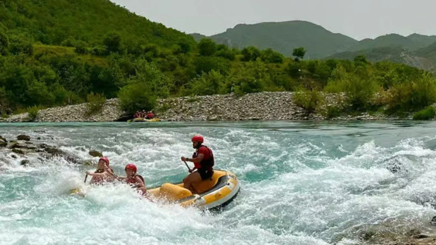Po garonin me kajak në lumin Vjosë dhe rrezikuan mbytjen, anglezi me
