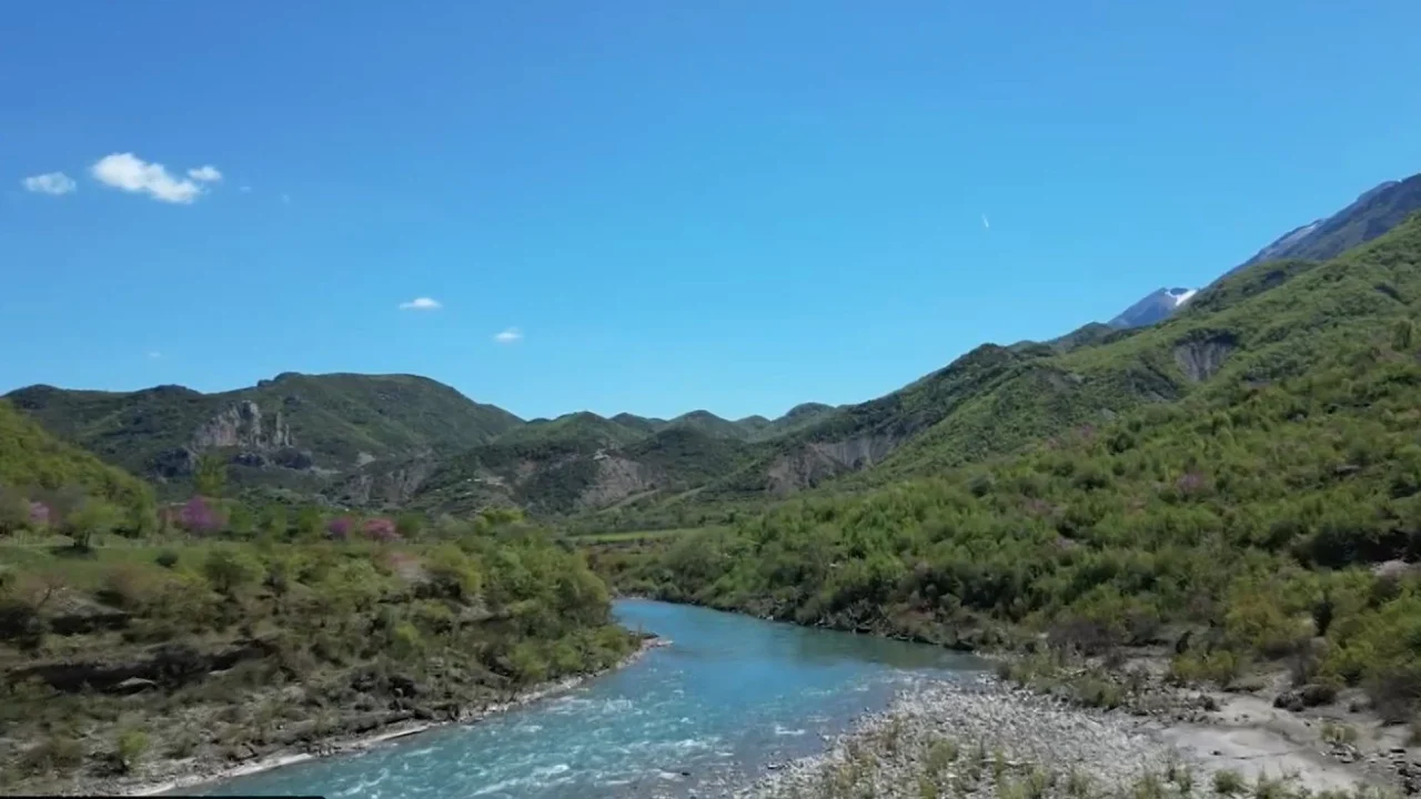 Legjendat e Vjosës në arkiv, të rinjtë mbledhin baladat dhe gojëdhënat në gjashtë bashki