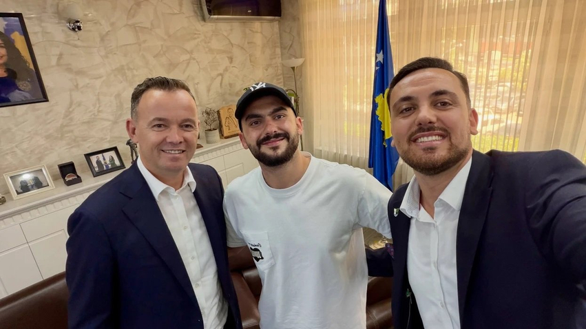  Tjetër  vibe  me Butrintin   Faton Peci pret në takim këngëtarin Butrint Imeri