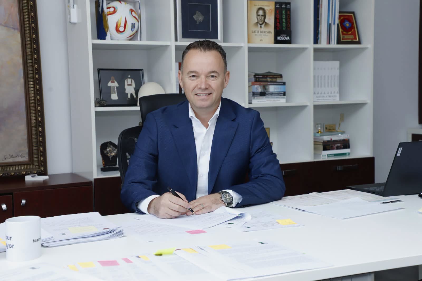 Peci nënshkuan kontratën për mirëmbjatjen e ndriçimit publik në të gjitha rrugët e Komunës së Mitrovicës 