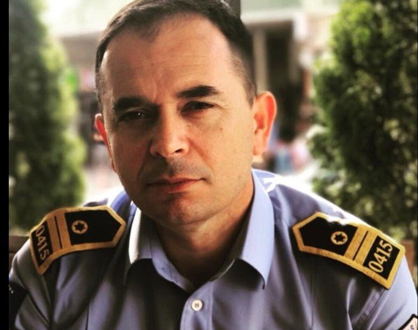 Polici hero  Ia shpëtoi jetën 9 vjeçares  merr falënderim prekës nga familja