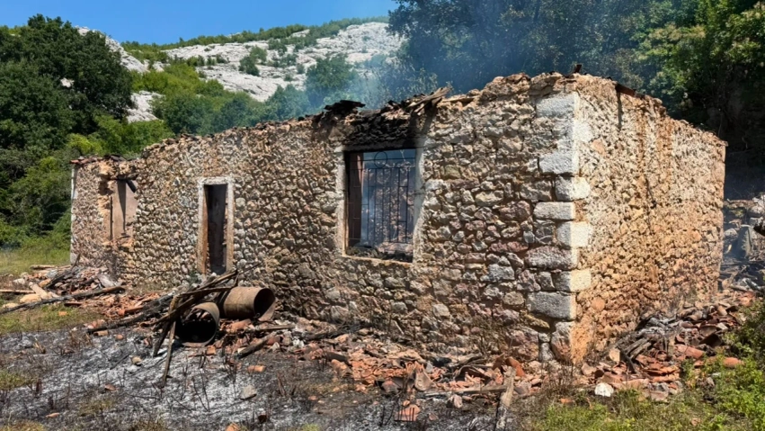 Banesa përfshihet nga flakët në Shkodër, dyshohet për viktima, nëna me dy fëmijët ndodheshin brenda në shtëpi 2 d656ef95 5d93 43d7 9e87 a2294bda8dfd sd1785332757