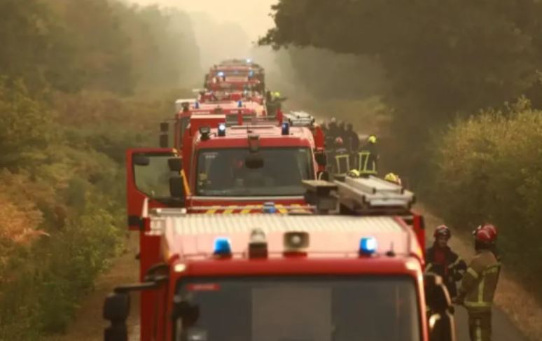 Zjarret drejt stabilizimit, Franca përgatitet për temperatura deri në 41 gradë