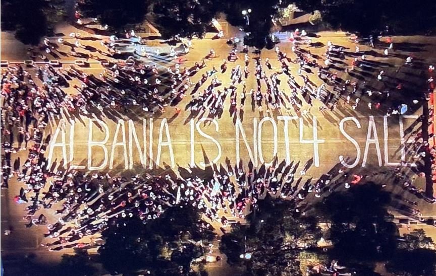 Dita e 60-të e protestës popullore, qytetarët mesazh të gdhendur Ramës në bulevard: Shqipëria nuk është në shitje!