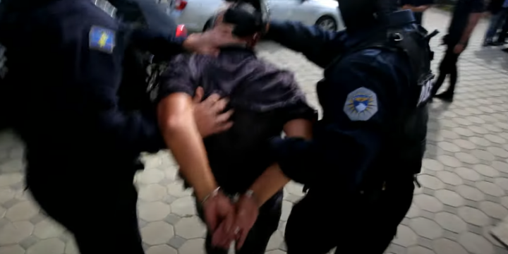 Tentoi t’i korruptojë policët me 100 euro, arrestohet një shtetas gjerman në Kaçanik