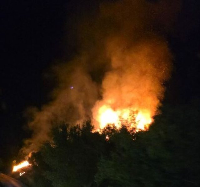 Tjetër vatër zjarri në Mallakastër, flakët përfshijnë zonën pranë fshatit Drenovë