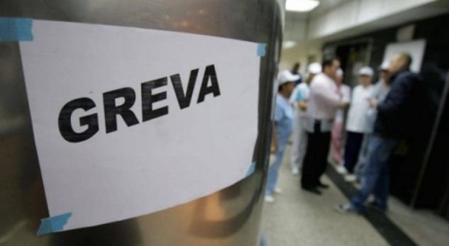 Punëtorët teknikë të shkollave në Prishtinë hyjnë në grevë, kërkojnë pagën e qershorit