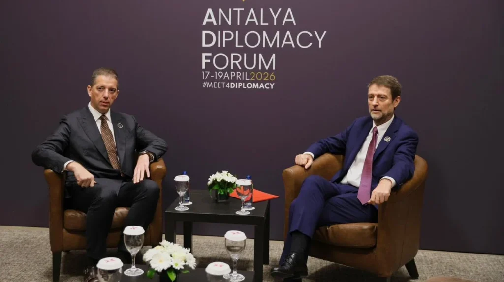 “Diversion” i diplomacisë serbe, apo “njëri gozhdës e tjetri patkoit”?