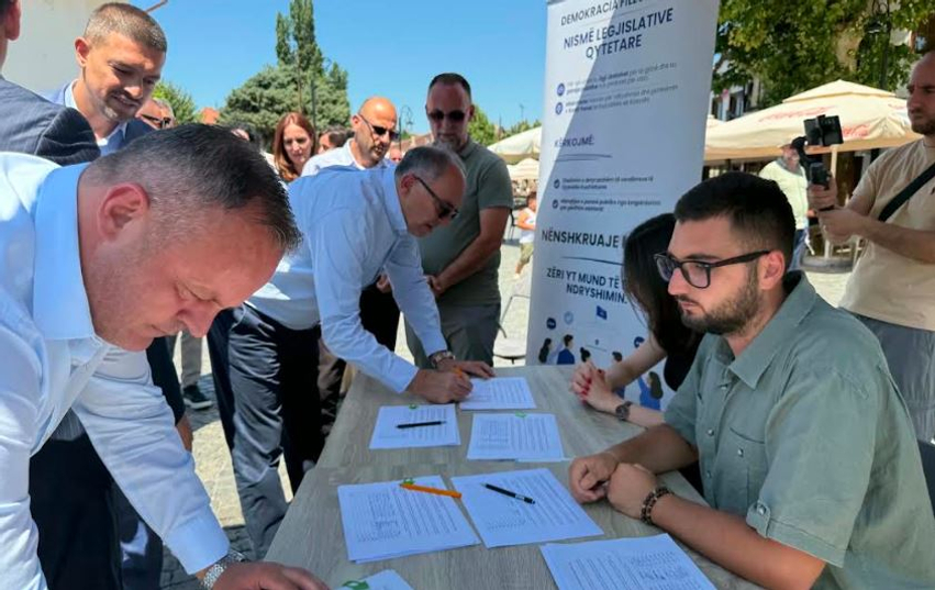 Ndalimi i përdorimit të parasë publike në fushatë  prizrenasit nënshkruajnë peticionin