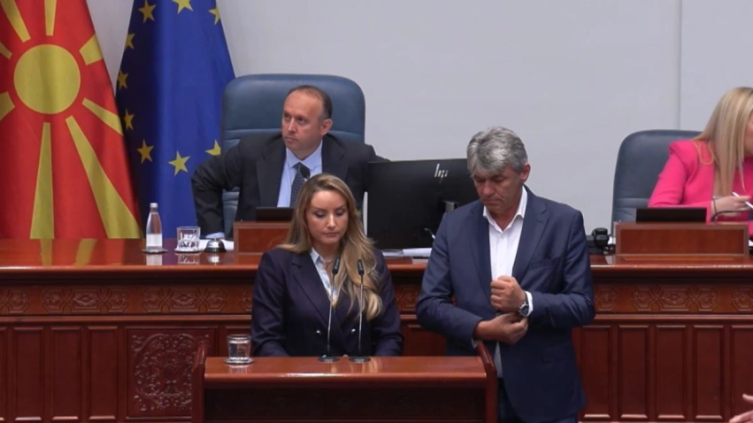 tensione-ne-kuvend-per-ligjin-per-perfaqesim-sela-dhe-dauti-bllokojne-foltoren