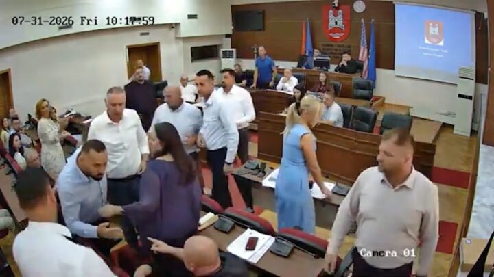 Përplasje verbale mes dy asamblistëve në Kuvendin e Pejës, ndërpritet edhe seanca 