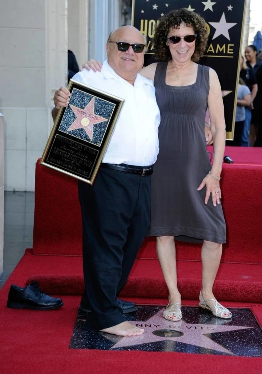 Danny DeVito dhe Rhea Perlman jetojnë të ndarë prej vitesh  por nuk planifikojnë të divorcohen