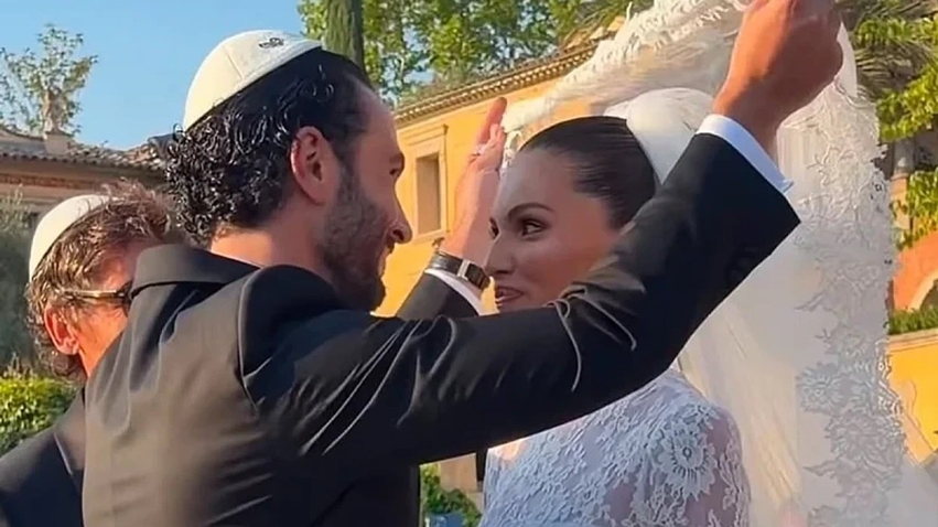 Modelja që u quajt vajza më e bukur në botë organizoi një dasmë luksoze për herë të dytë