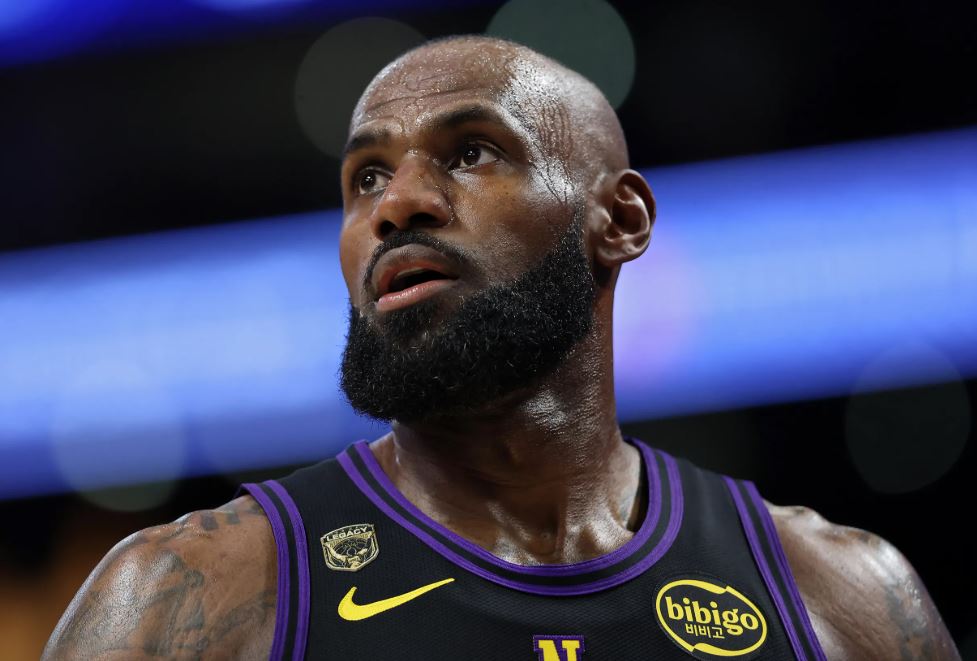  LeBron James drejt rekordit të radhës