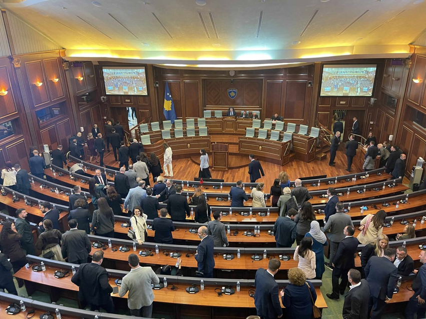 Ekspertët paralajmërojnë  Ngërçi institucional po rrezikon ekonominë  investimet dhe funksionimin e shtetit