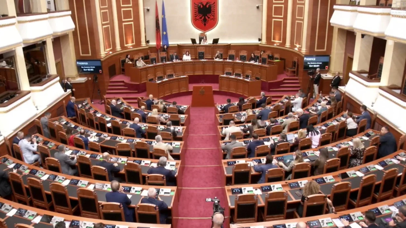 Nis seanca plenare në Kuvend/ Zv.kryeparlamentarja Spahiu prezanton rendin e ditës, vetëm 75 deputetë prezentë