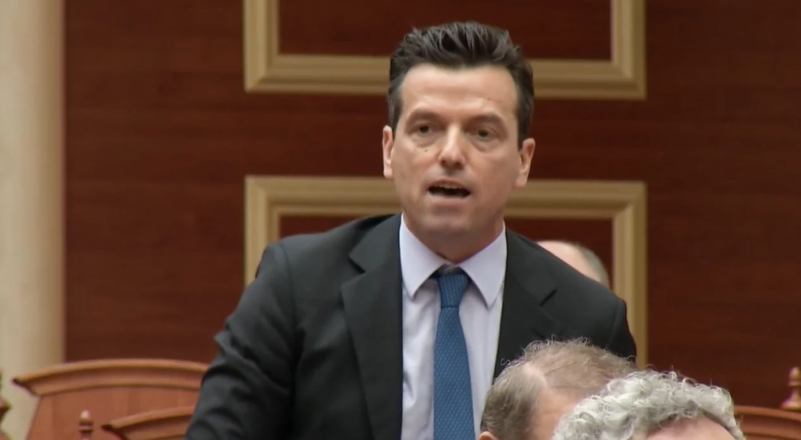 Përplasjet në Kuvend/ Shehaj nuk lejon Berishën të flasë, zëvendëskryeparlamentarja i tërheq vëmendjen