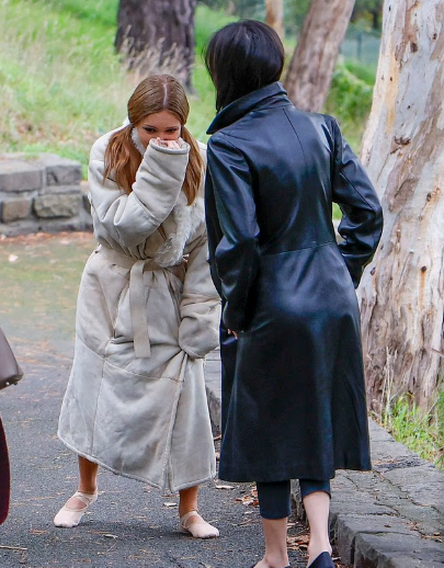 Bianca Censori shfaqet e buzëqeshur me motrën në Melbourne