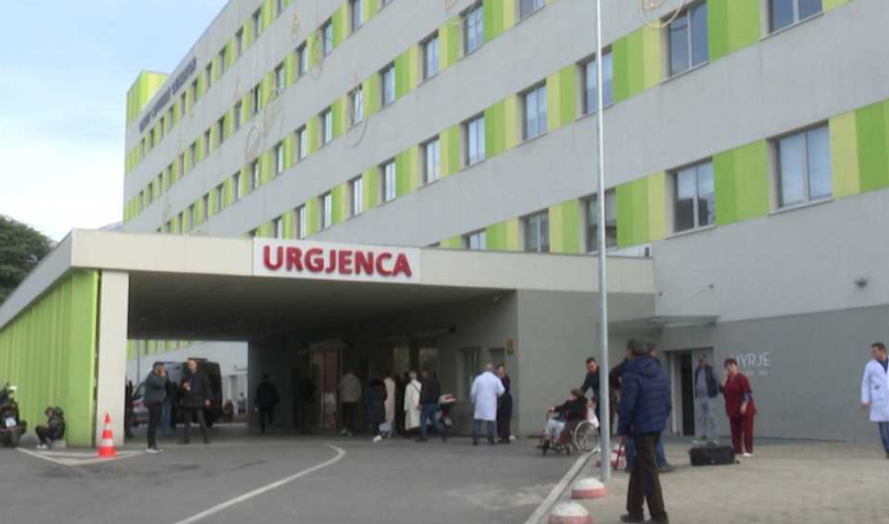 Shoqërohej nga policia, i riu tenton arratisjen nga QSUT duke u hedhur nga kati i dytë