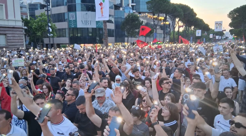 Kërkojnë mbrojtjen e Zvërnecit  pas 2 orësh përfundon protesta përpara Kryeministrisë  nesër qytetarët sërish tubim