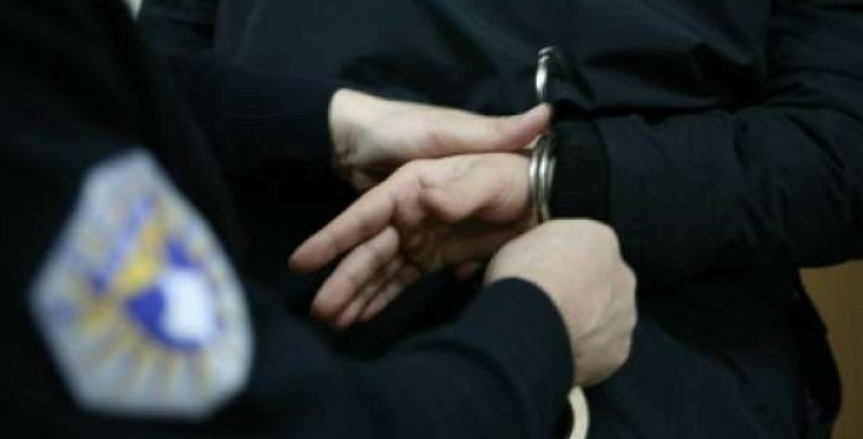Arrestohet një person në Pejë për manipulim me prova dhe armëmbajtje pa leje