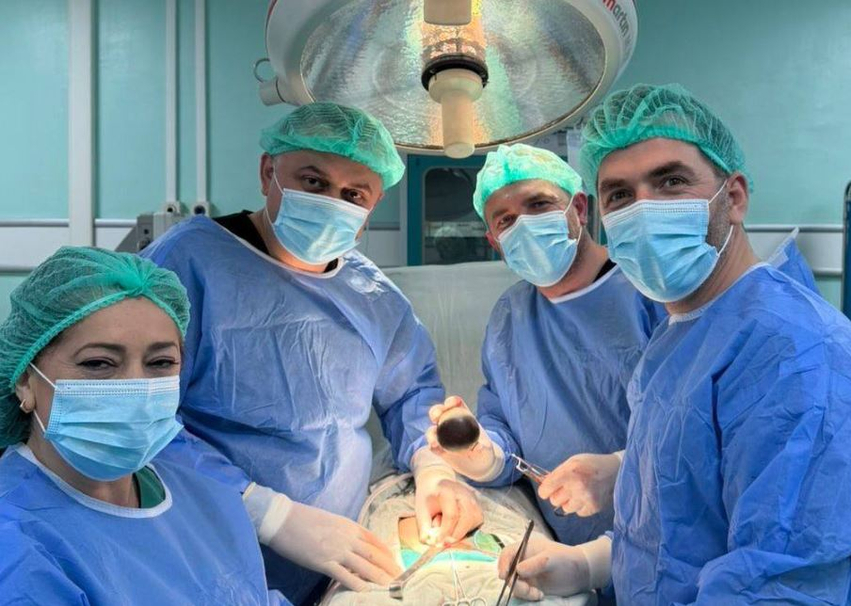 Operacion i rrallë në Spitalin e Mitrovicës  54 vjeçarit i hiqen tre gurë të mëdhenj nga sistemi urinar