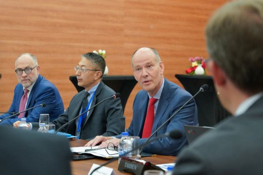  Investoni në paqe   shefi i UNMIK ut takohet me diplomatët në Kosovë