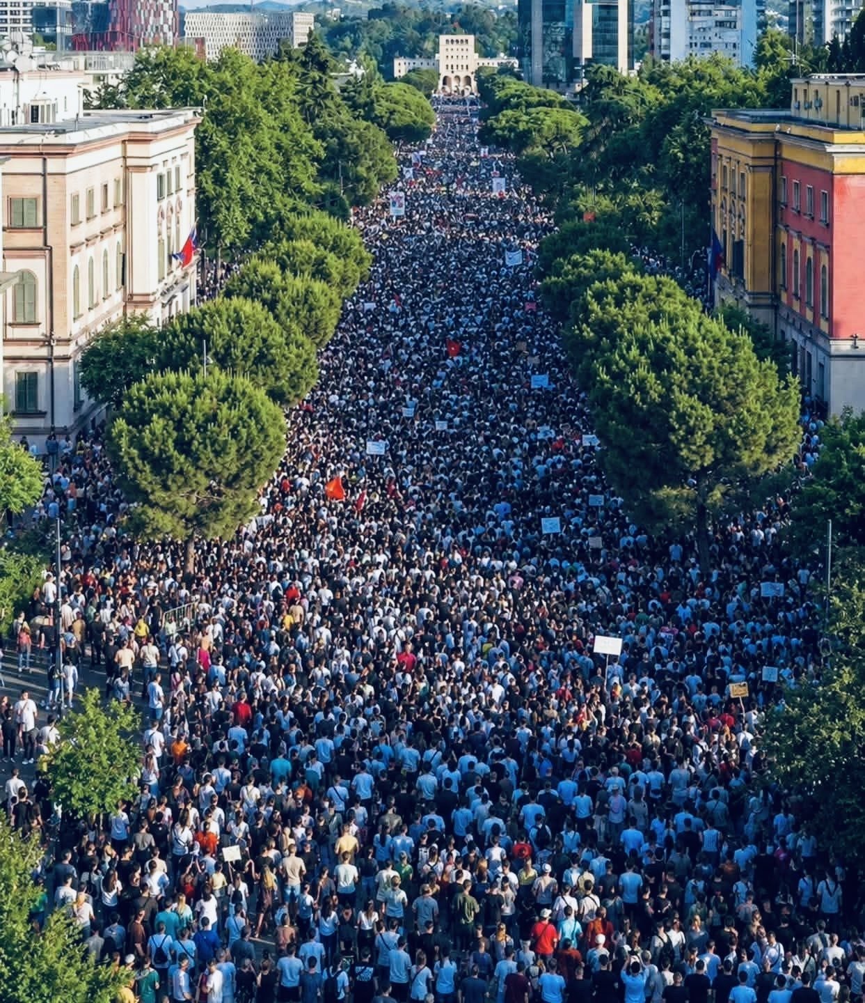 Protesta qytetare në kërkim të kontratës morale mes shoqërisë dhe një klase politike të përgjegjshme
