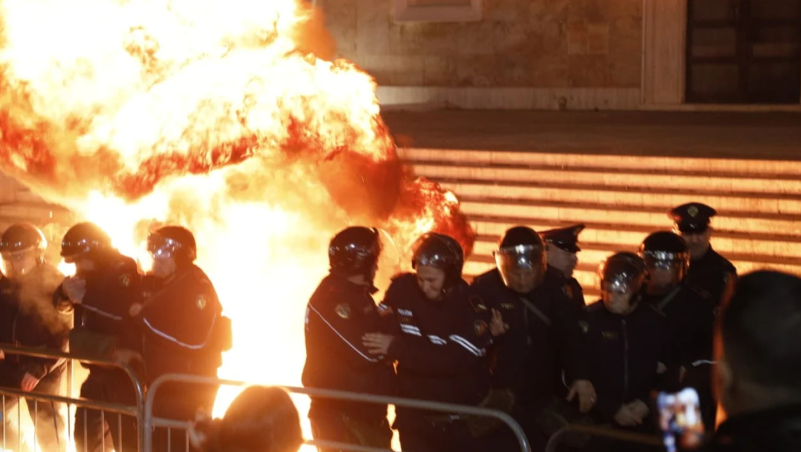 Gurë e molotovë drejt policisë gjatë protestës së opozitës, Prokuroria e Tiranës pushon çështjen penale ndaj 6 të miturve
