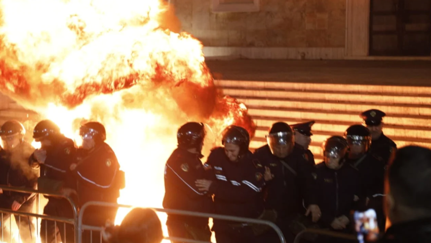 Gurë e molotovë drejt policisë gjatë protestës së opozitës  Prokuroria e Tiranës pushon çështjen penale ndaj 6 të miturve