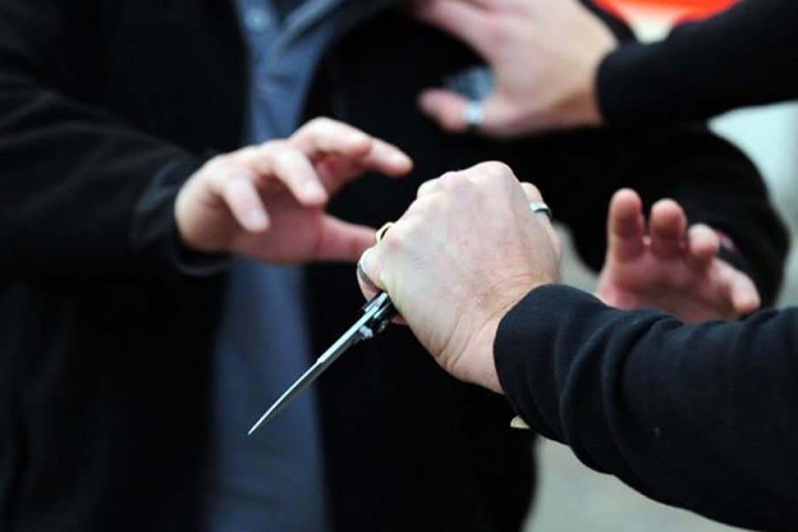 Therje dhe grabitje në Gjakovë, viktima kërkon ndihmë mjekësore – tre të dyshuar në arrati