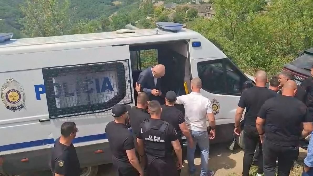 Meta mbërrin në Skrapar për ceremoninë e përcjelljes së të atit drejt banesës së fundit
