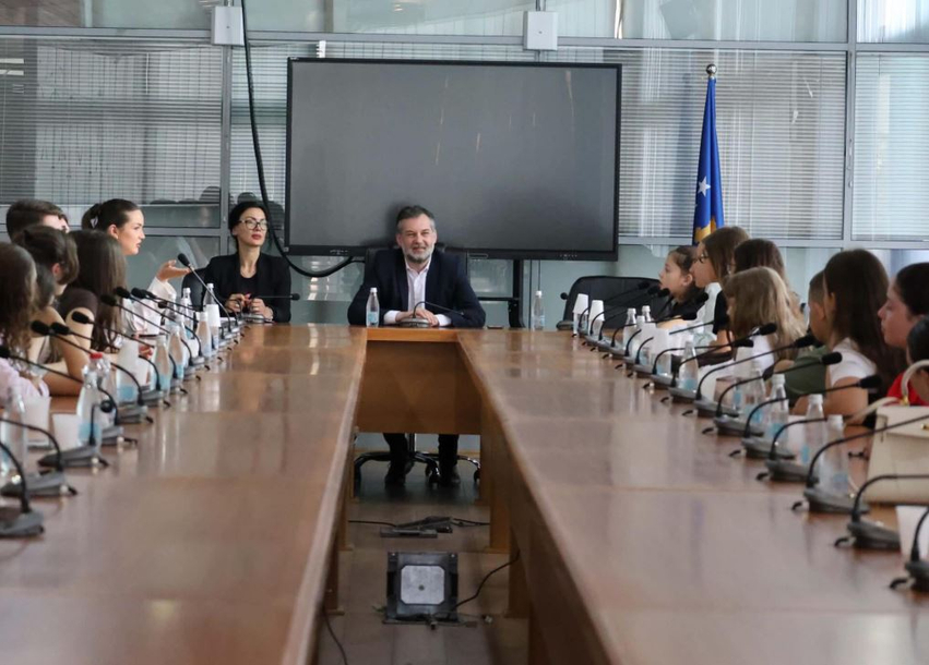 ministri-ceku-priti-nxenesit-qe-do-ta-perfaqesojne-kosoven-ne-festivalin-nderkombetar-ne-stamboll