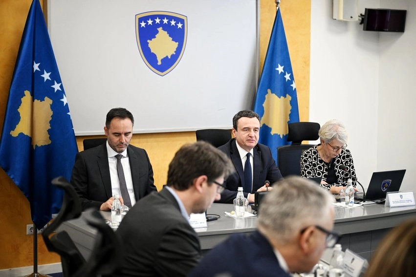 Qeveria në detyrë mban mbledhje dhe merr disa vendime