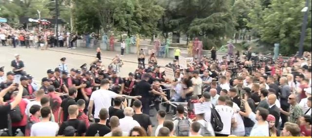 “Zvërneci” ndez Tiranën/ Tensione në bulevard, protestuesit tentojnë të kalojnë gardhin, policia nis hedhjen e ujit ndaj tyre