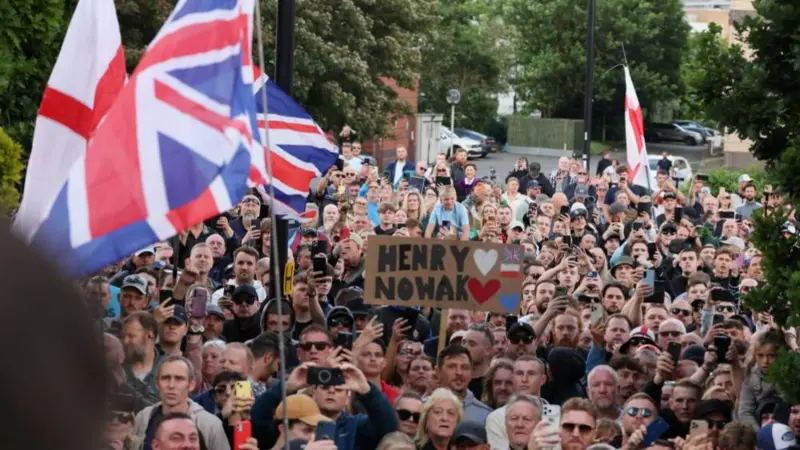 Protestat në Britani për Henry Nowak, 11 oficerë të policisë të lënduar