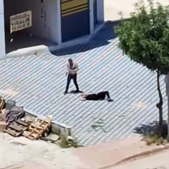 I kërkoi para për drogë, ish-polici në Turqi nxjerr armën dhe vret të birin