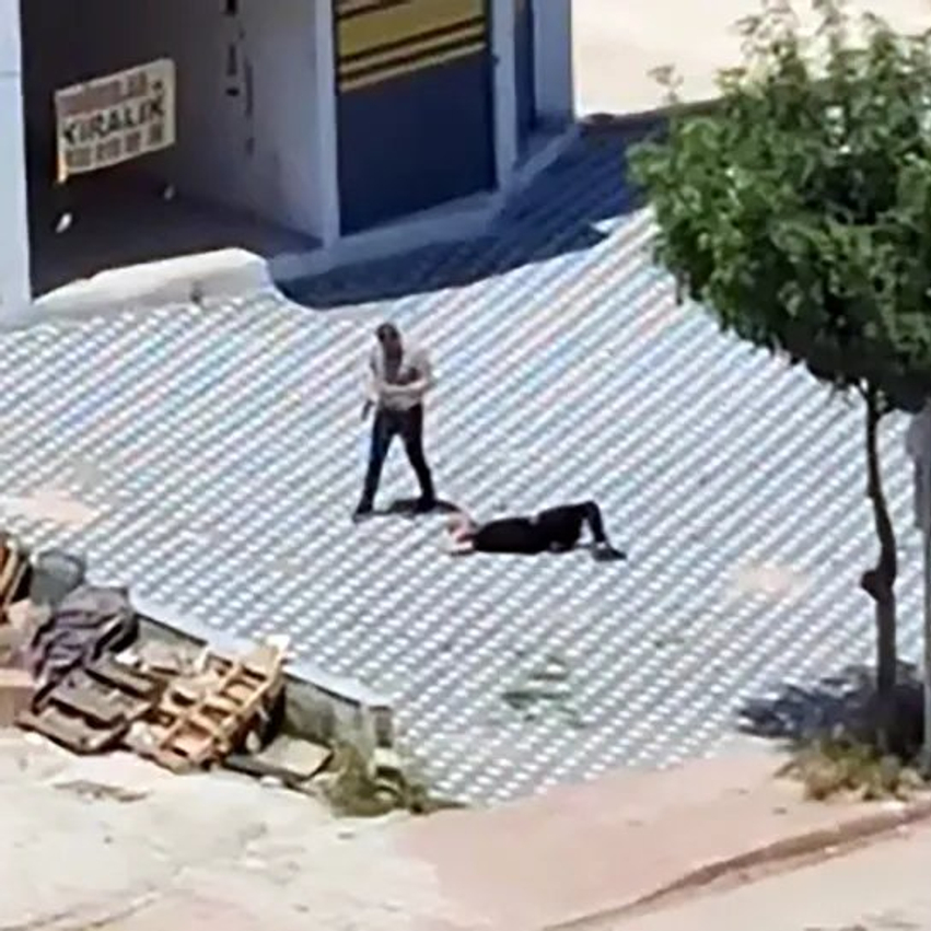 I kërkoi para për drogë  ish polici në Turqi nxjerr armën dhe vret të birin