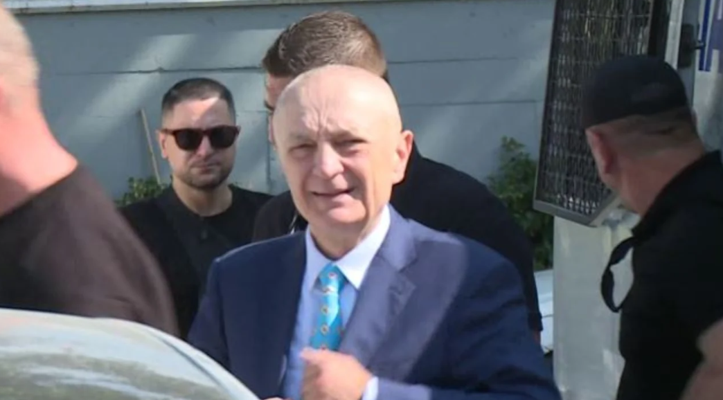 Meta lë sërish qelinë për 12 orë, ish-presidenti mbërrin në ambientet ku do të presë ngushëllimet për ndarjen nga jeta të babait të tij