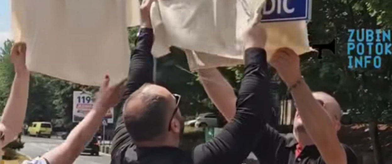 Mbulohen tabelat me emrat e rinj të rrugëve në Mitrovicën e veriut, reagon policia