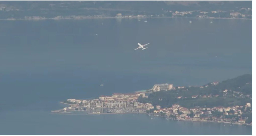 Një fluturim nga Beogradi ndalohet në aeroportin e Tivatit, Policia malazeze kontrollon udhëtarët