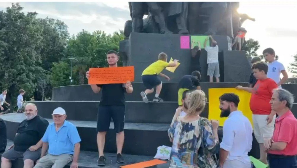 Protestë edhe në Vlorë për Zvërnecin, qytetarët me pankarta në duar marshojnë drejt Sheshit të Flamurit
