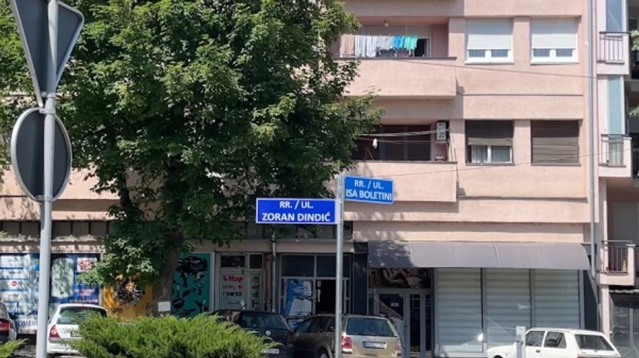 Vendosen tabelat e rrugëve me emrat “Isa Boletini” dhe “Zoran Gjingjiq” në Mitrovicën e Veriut, qytetarët me reagime të ndryshme