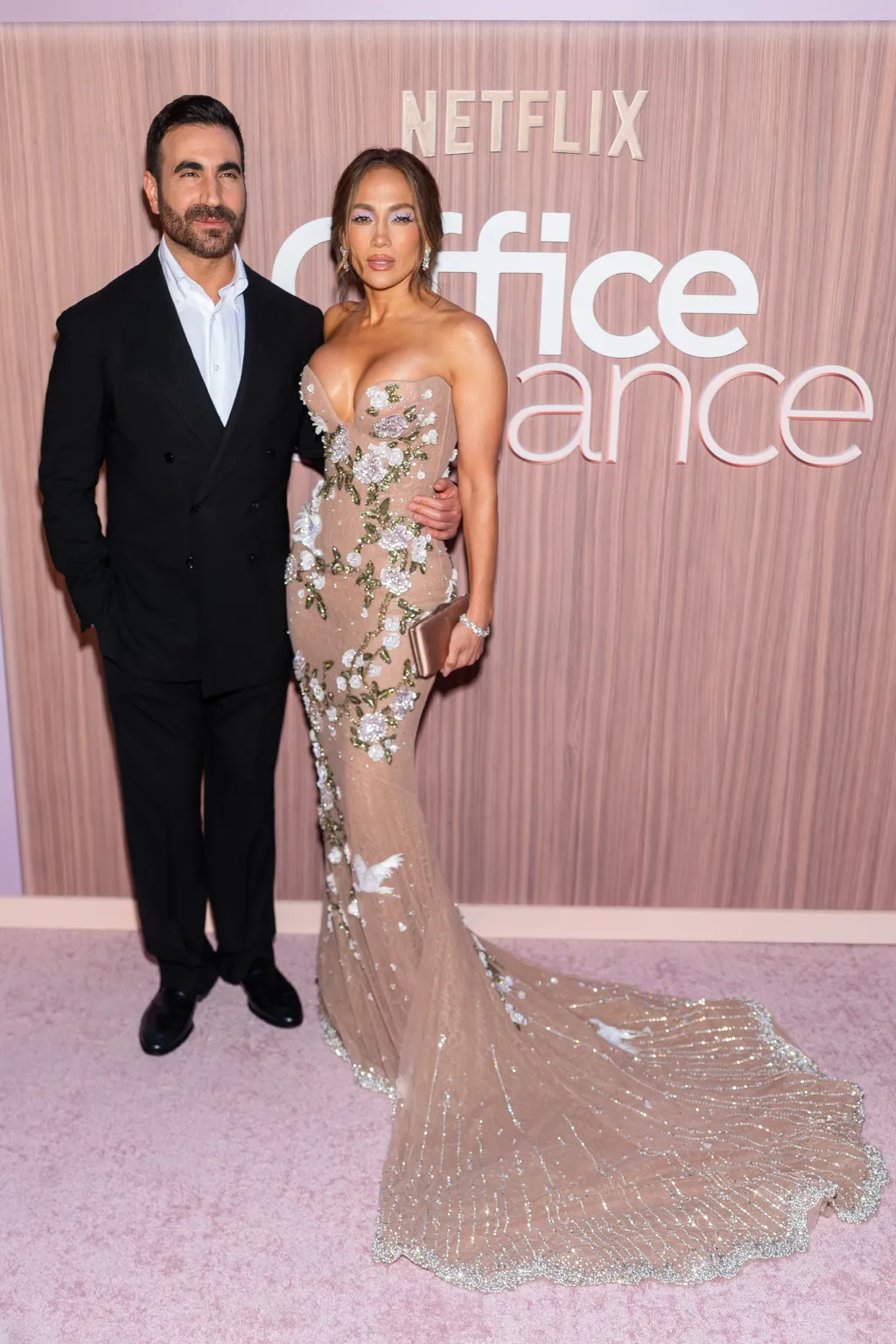 Jennifer Lopez dhe Brett Goldstein shkëlqejnë në tapetin e kuq mes thashethemeve për romancë