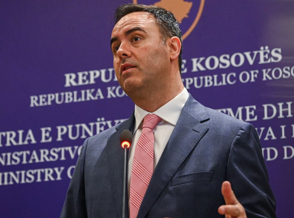 Konjufca ngushëllon familjet e viktimave që humbën jetën në Shëngjin