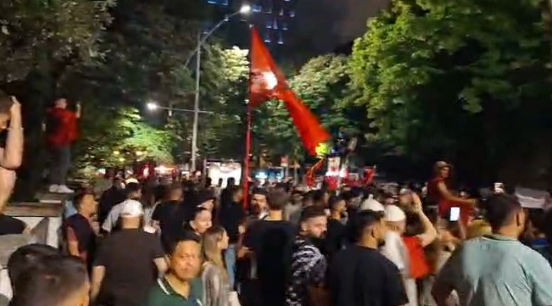 Qytetarët bllokojnë rrugën pranë selisë së PS-së, thirrje të rinjve: Ngrihuni nga kafet