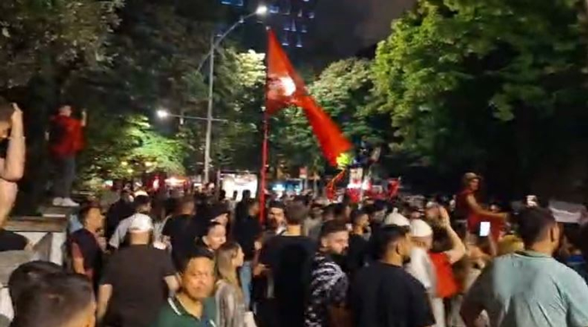 Qytetarët bllokojnë rrugën pranë selisë së PS së  thirrje të rinjve  Ngrihuni nga kafet