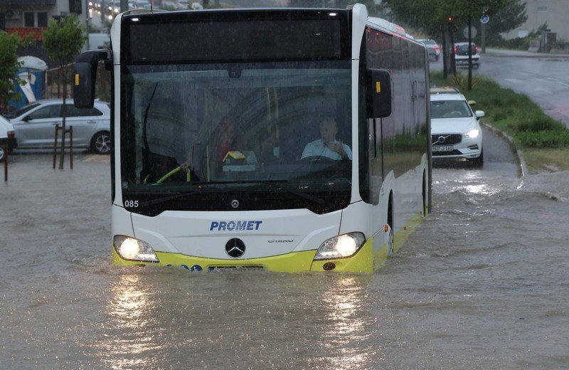 Stuhi e fortë në Split të Kroacisë, bllokohet trafiku